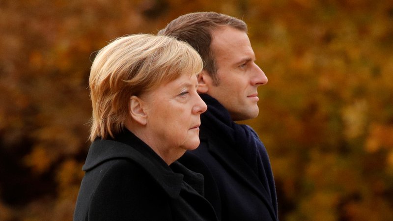 Fotografija: Pred dvojcem Emmanuel Macron – Angela Merkel je še razmeroma dolgo obdobje skupnega dela. A njuna politična moč upada. FOTO: REUTERS/Philippe Wojazer