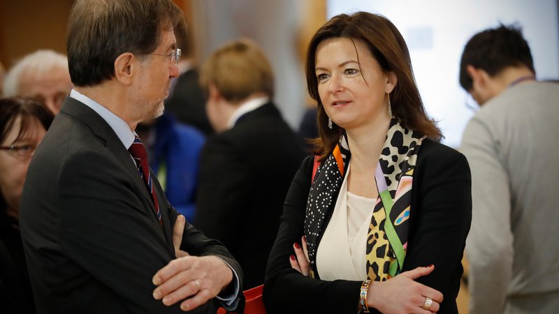 Fotografija: Tanja Fajon (SD/S&D) in Lojze Peterle (NSi/EPP) kot najverjetnejša nosilca list svojih strank merita na nov mandat v evropskem parlamentu. FOTO: Uroš Hočevar/Delo