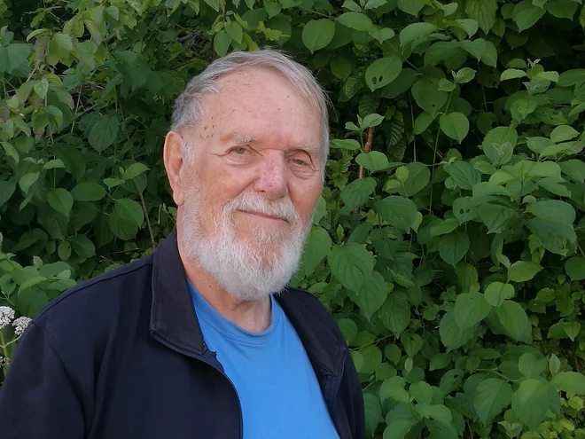 Posebno vesel sem pa, da sem v Mirnsko dolino nastanil škrate Mokronožce, pravi Stane Peček, zborovodja, pisatelj, soorganizator množičnih pevskih taborov v Šentvidu pri Stični.<br />
FOTO: Simona Fajfar/Delo