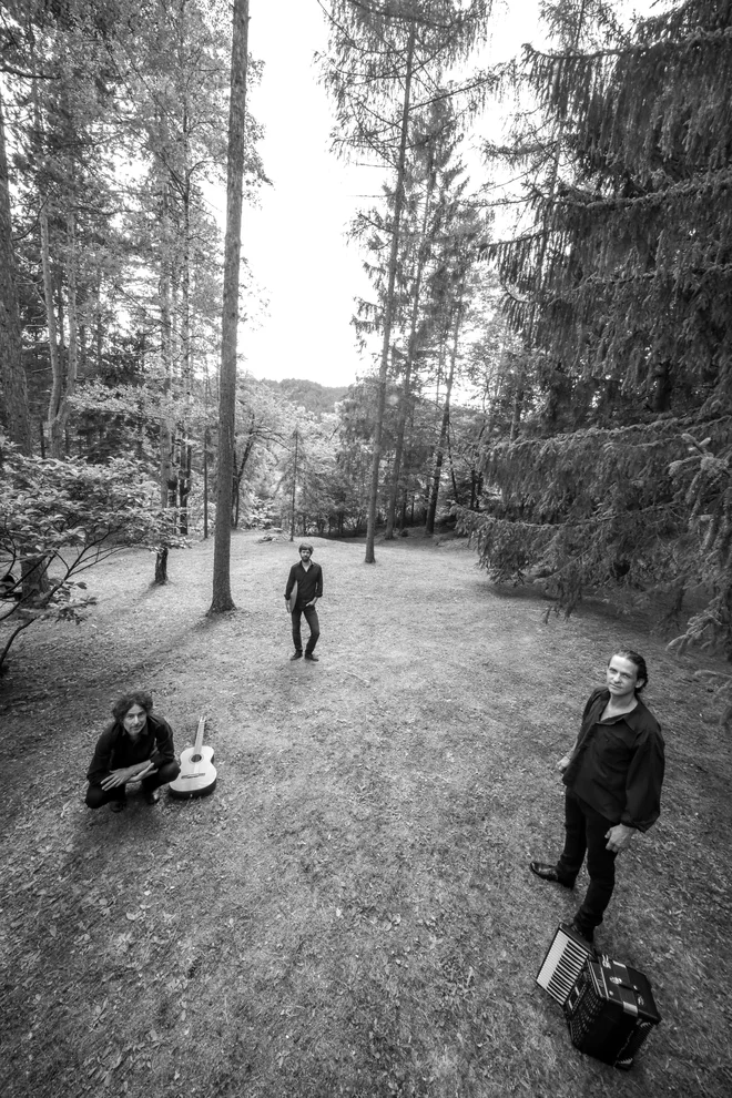 Trio Mug sestavljajo Marko Brdnik, Uroš Rakovec in Gašper Peršl.<br />
FOTO: Borut Bučinel