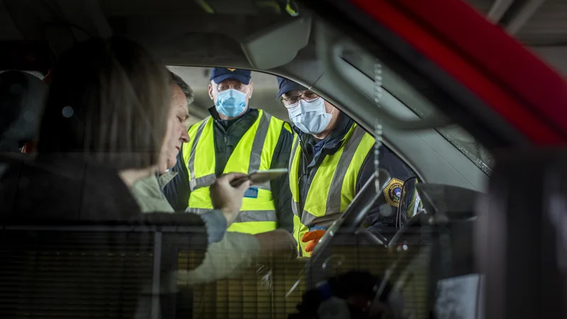 Fotografija: Glede na resnost posega v pravico do varstva osebnih podatkov bi moral biti pristop vlade preglednejši. FOTO: Voranc Vogel/Delo