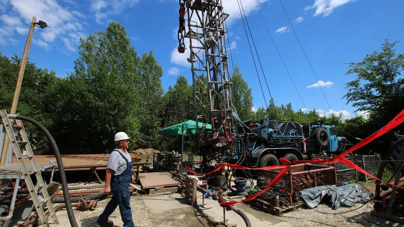 Fotografija: Strokovnjaki Petrola Geo preizkušajo vrtino Mt-2 v Rimski čardi, ki je v lasti občine Moravske Toplice. Ali bodo tu nove toplice ali kaj drugega, se bodo v občini odločili glede na zanimanje investitorjev. FOTO: Jože Pojbič/Delo