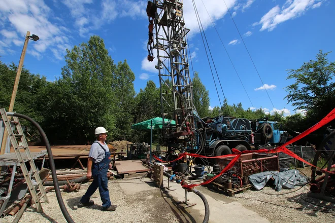 Strokovnjaki Petrola Geo preizkušajo vrtino Mt-2 v Rimski čardi, ki je v lasti občine Moravske Toplice. Ali bodo tu nove toplice ali kaj drugega, se bodo v občini odločili glede na zanimanje investitorjev. FOTO: Jože Pojbič/Delo