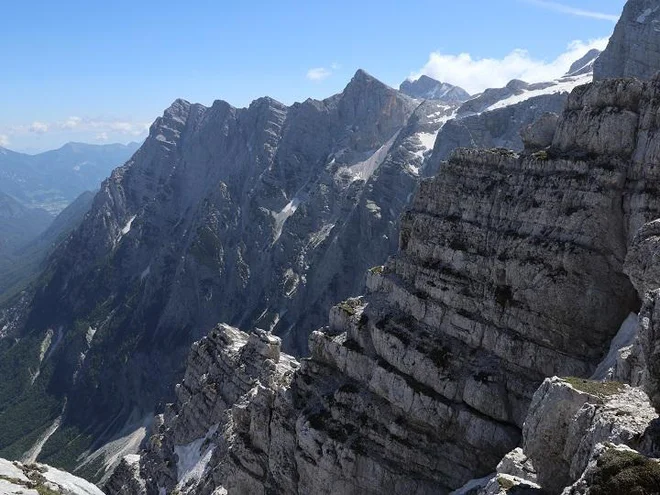Skalni zid ni monoliten, temveč je poln številnih grap in stebrov. FOTO: Irena Mušič Habjan