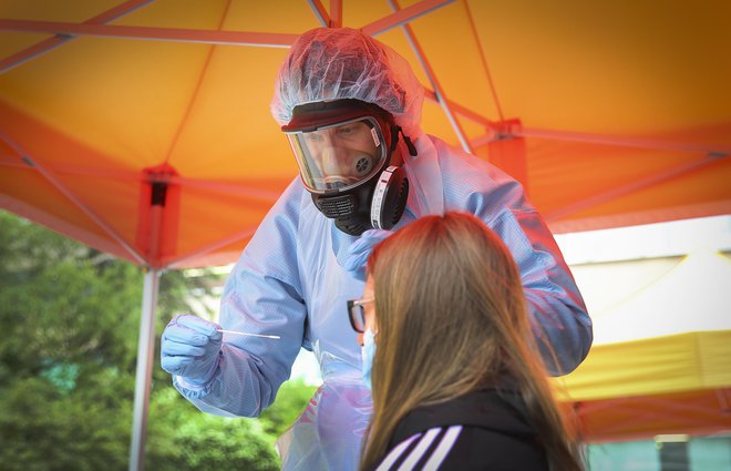 Jemanje brisov za preverjanje okužbe z virusom sars-cov-2 pred mobilno ambulanto UKC. FOTO: Jože Suhadolnik/Delo