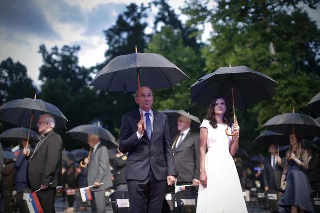 Premier Janez Janša z ženo Urško na uradni proslavi ob dnevu državnosti na Kongresnem trgu FOTO: Jure Eržen/Delo