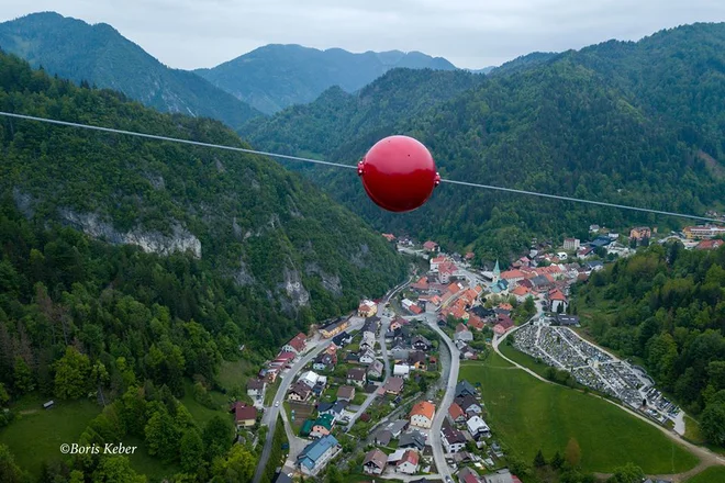 Jeklenica nad Črno je dolga 1260 metrov. FOTO: Boris Keber