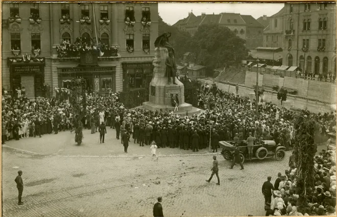 Aleksander Karadžordžević je ob obisku v Ljubljani k spomeniku pesnika Franceta Prešerna na Marijinem trgu položil srebrn lovorov venec, 27. junij 1920. Foto Muzej Novejše Zgodovine