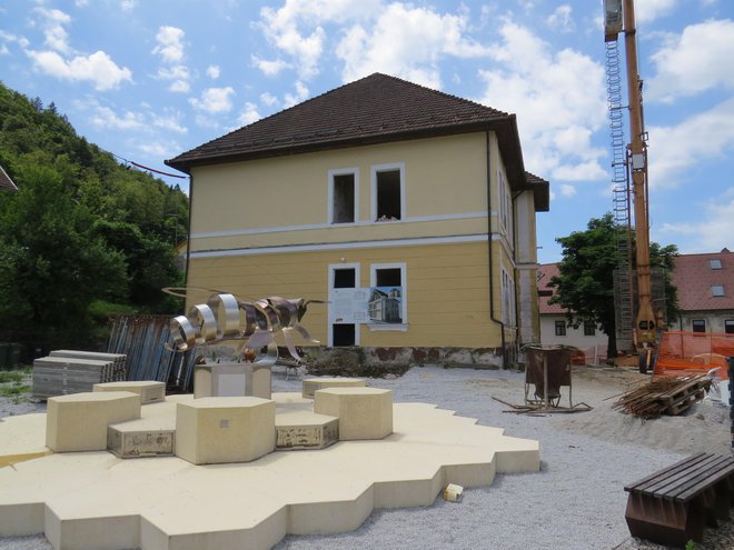 Zraven bodočega čebelarskega centra so pred leti uredili park in postavili skulpturo kranjske sivke. FOTO: Bojan Rajšek/Delo