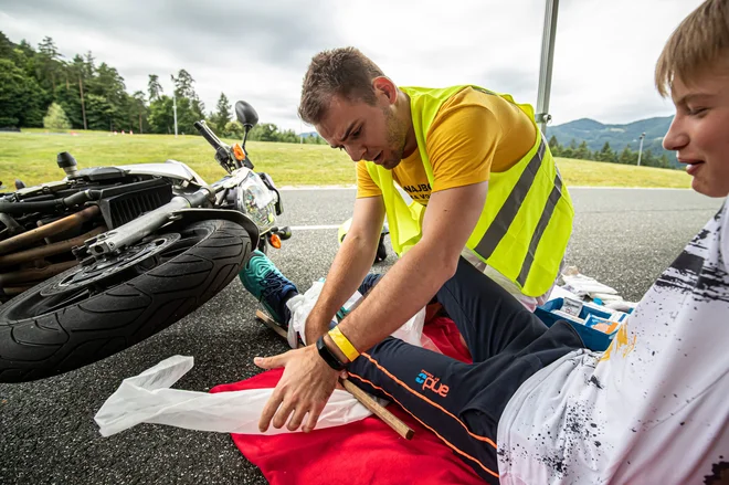 Če bi vsi tako obvladali prvo pomoč, kot jo ti mladi vozniki, bi bili lahko vsi dosti bolj varni na cesti. FOTO: Uroš Modlic/AMZS