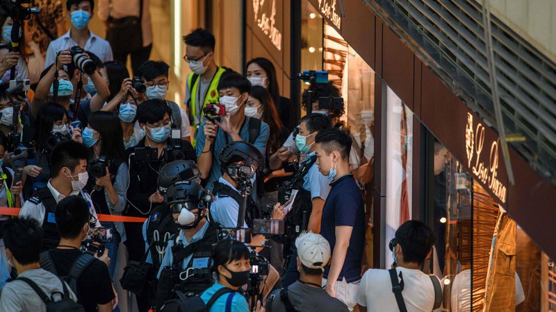Fotografija: Policija preiskuje protivladne protestnike v središču Hongkonga. Foto: Anthony Wallace/Afp