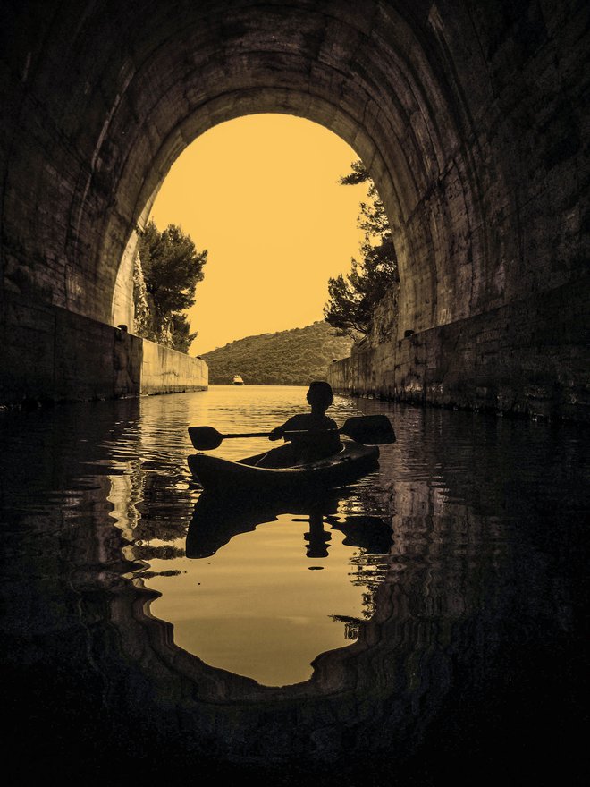 V živo skalo izvrtan podmorniški tunel Kremena temo vleče v globino. FOTO: Aleš Nosan