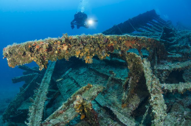 Samo deset metrov pod morjem ležijo ostanki ladje Messina. FOTO: Goran Butajla