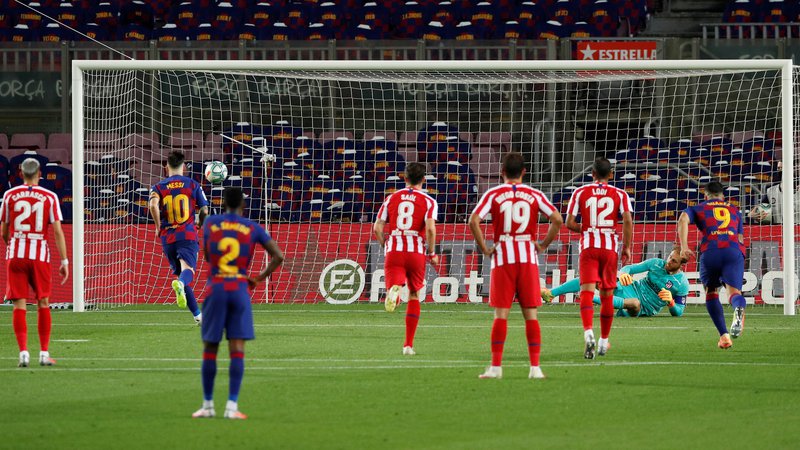 Fotografija: Lionel Messi je v 50. minuti s »panenko« prelisičil Oblaka pri izvedbi enajstmetrovke. FOTO: Albert Gea/Reuters
