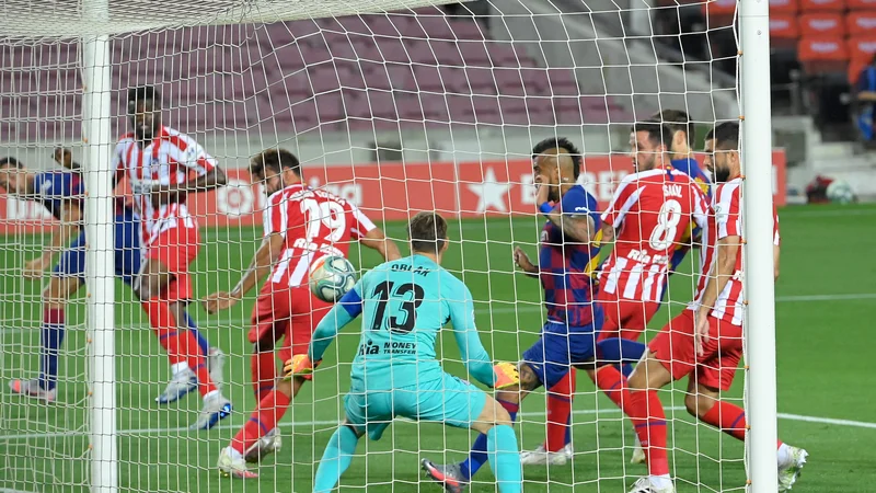 Fotografija: Jan Oblak je bil spet zelo zanesljiv v vratih madridskega Atletica. Siniči sta ga premagala le soigralec Diego Costa z avtogolom in Lionel Messi s tako imenovano panenko z enajstmetrovke. FOTO: Lluis Gene/AFP