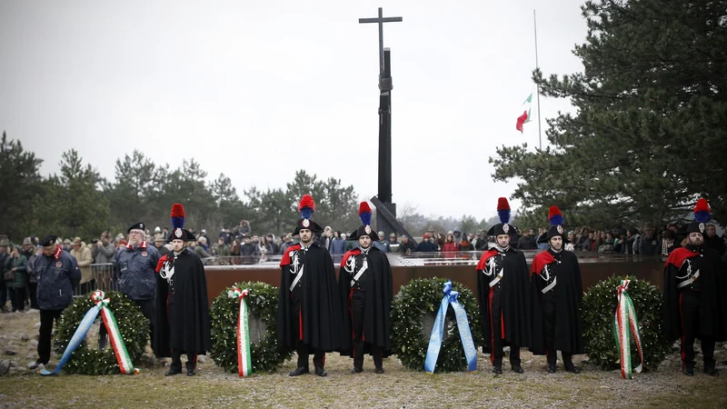 Fotografija: Italijani ob Bazoviški fojbi praznujejo dan spomina na fojbe in eksodus; praznik so uvedli leta 2004. FOTO: Blaž Samec/Delo