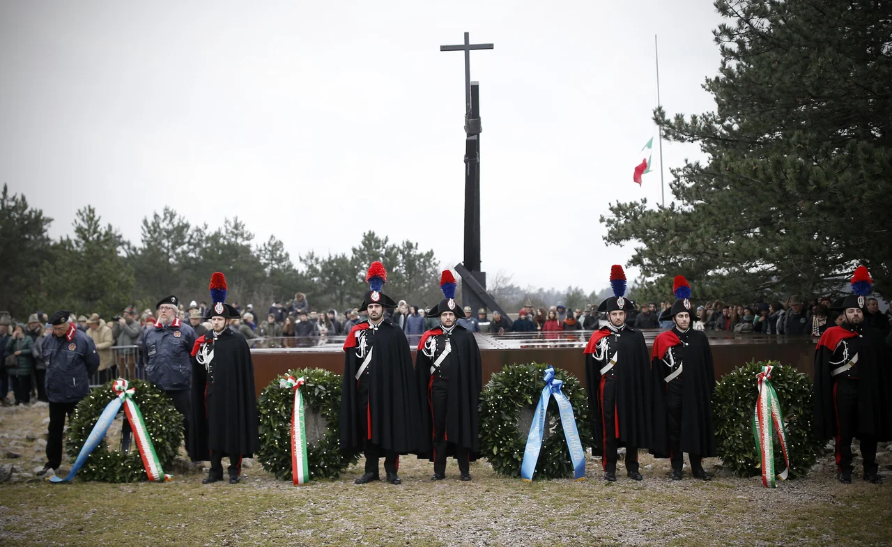 Fotografija: Italijani ob Bazoviški fojbi praznujejo dan spomina na fojbe in eksodus; praznik so uvedli leta 2004. FOTO: Blaž Samec/Delo