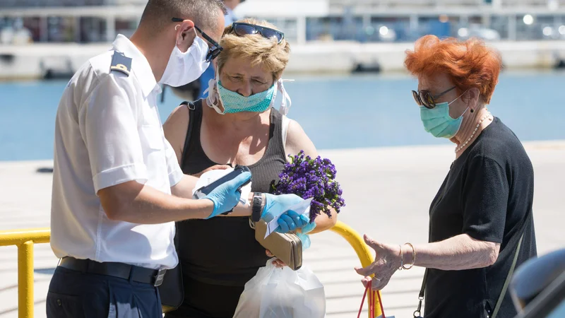 Fotografija: Potniki na hrvaških trajektih morajo spet nositi zaščitne maske. FOTO: Vojko Bašić/Cropix