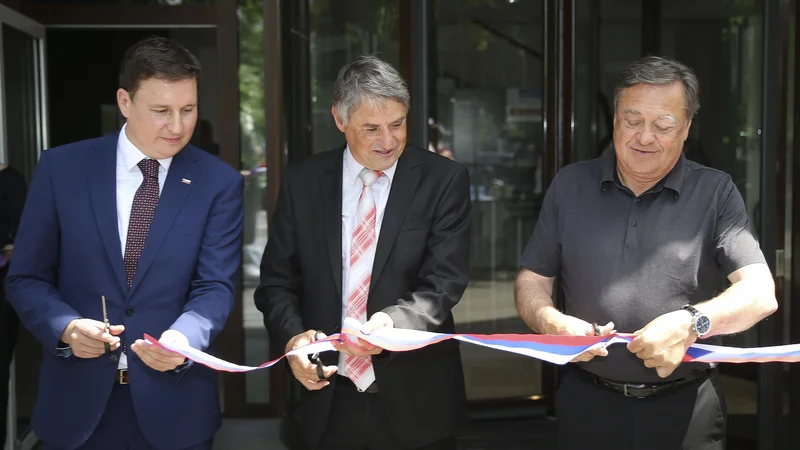 Fotografija: Prenovljeno stavbo na Linhartovi 13 so danes slovesno odprli minister za javno upravo Boštjan Koritnik, Bojan Babič, načelnik UE Ljubljana in župan Zoran Janković. FOTO: Jože Suhadolnik/Delo