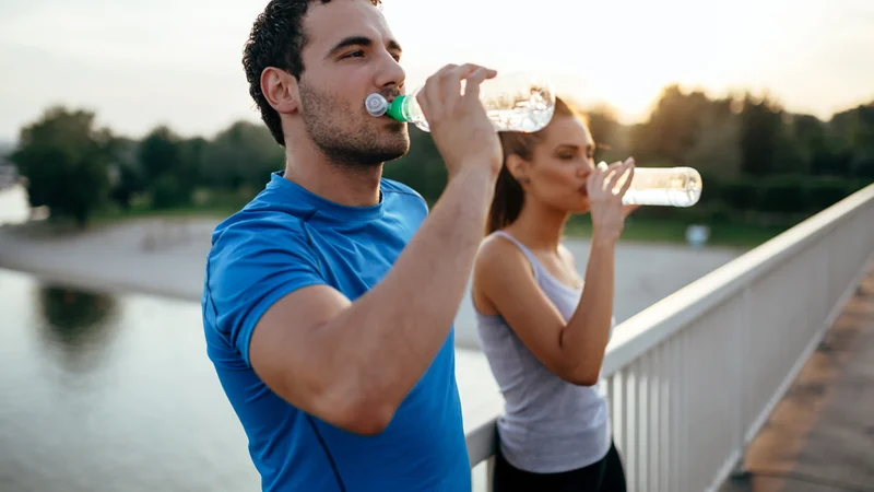 Fotografija: Glavni poudarek je na izogibanju hiponatriemiji in pitje v skladu z žejo. FOTO: Shutterstock