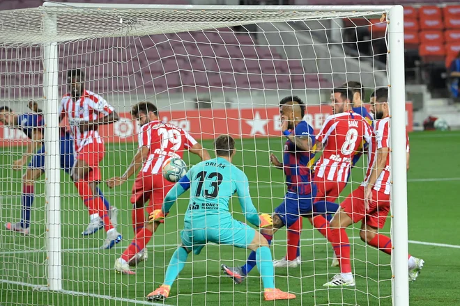 Diego Costa je v derbiju prvi načel mrežo Jana Oblaka. FOTO: Lluis Gene/AFP