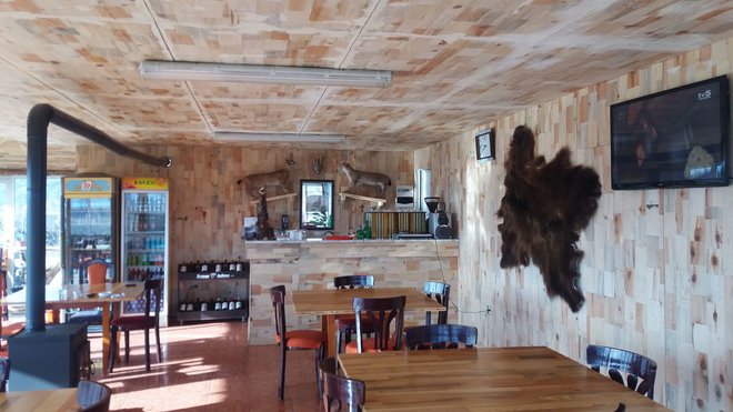 Notranjost restavracije "krasijo" tudi kože rjavih medvedov, lov na katere je v Albaniji prav tako prepovedan. Foto: PPNEA