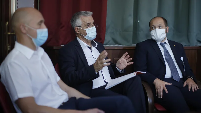 Fotografija: Minister Tomaž Gantar (v družbi Roberta Cuglja iz URI Soča in Janeza Poklukarja, UKCL) se boji, da zaradi napete politične situacije v zdravstvu ne bo mogoče vpeljati nujnih sprememb. FOTO: Jure Eržen/Delo
