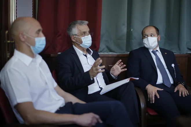 Minister Tomaž Gantar (v družbi Roberta Cuglja iz URI Soča in Janeza Poklukarja, UKCL) se boji, da zaradi napete politične situacije v zdravstvu ne bo mogoče vpeljati nujnih sprememb. FOTO: Jure Eržen/Delo