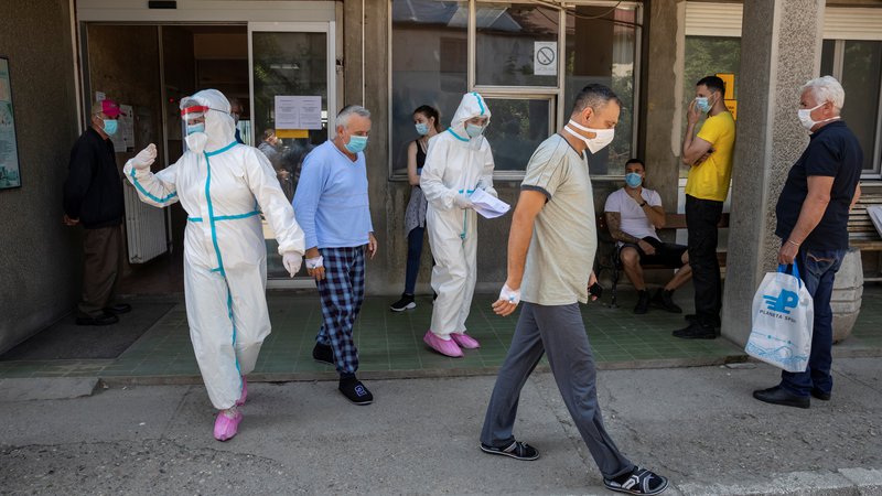 Fotografija: V Srbiji je število potrjenih okužb še kar veliko. FOTO: Marko Djurica/Reuters