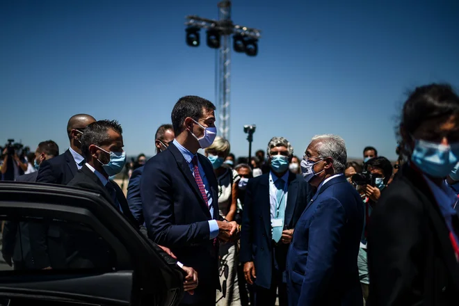Portugalski premier Antonio Costa (desno) zagotavlja, da bo Portugalska sprejela dovolj varnostnih ukrepov za organizacijo turnirja lige prvakov. FOTO: Patricia De Melo Moreira/AFP