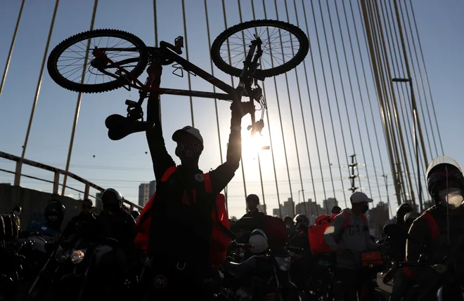 Dostavljavci hrane v Braziliji protestirajo zaradi čedalje več dela, a manjšega plačila. FOTO: Amanda Perobelli/Reuters