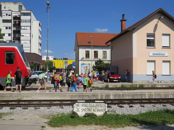 Ker železniška postaja ne premore podhoda, peroni pa so ozki in vse prej kot varni, so potniki vsak dan izpostavljeni nevarnosti.<br />
FOTO: Bojan Rajšek/Delo