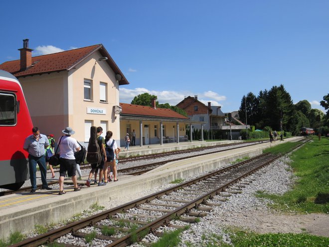 Vsi potniki še niso zapustili ozkega perona, že je na postajo pripeljal potniški vlak iz Ljubljane. FOTO: Bojan Rajšek/Delo