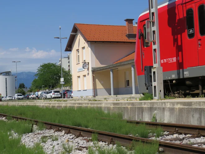 Tudi dotrajane tire še iz časov Avstro-Ogrske bodo zamenjali z novimi. FOTO: Bojan Rajšek/Delo