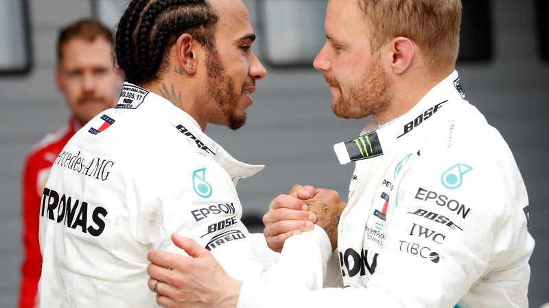 Fotografija: Lewis Hamilton bo vnovič v središču pozornosti, Valtteri Bottas (desno) pa bo poskušal dokazati, da si zasluži svoj sedež pri Mercedesu. FOTO: Aly Song/Reuters