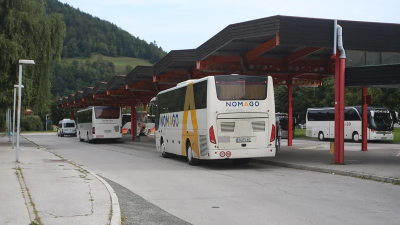 Fotografija: Znotraj dnevnih delovnih migrantov so tudi tisti, ki se vsakodnevno vozijo po regionalni cesti G1-4, ki je edina regionalna povezava z osrednjo Slovenijo, vse druge pa so lokalne ceste. Foto Tadej Regent/Delo