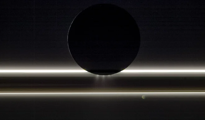 Luna Enkelad pred obroči in majhna lunica Pandora. FOTO: NASA/JPL-Caltech/Space Science Institute 