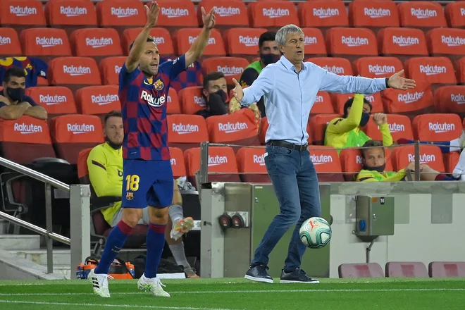 Trenerju Barcelone Quiqueju Setienu se že maje stolček. FOTO: Lluis Gene/AFP