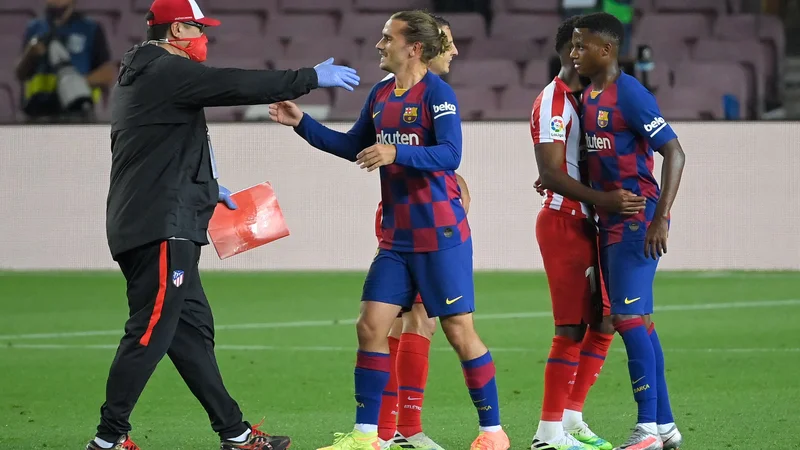 Fotografija: Antoine Griezmann (v sredini) je proti svojemu nekdanjemu klubu Atleticu igral le nekaj minut in se spet soočil s tem, da bo imel pri Barceloni kratek rok trajanja, če ne bo korenitih zasukov. FOTO: Lluis Gene/AFP