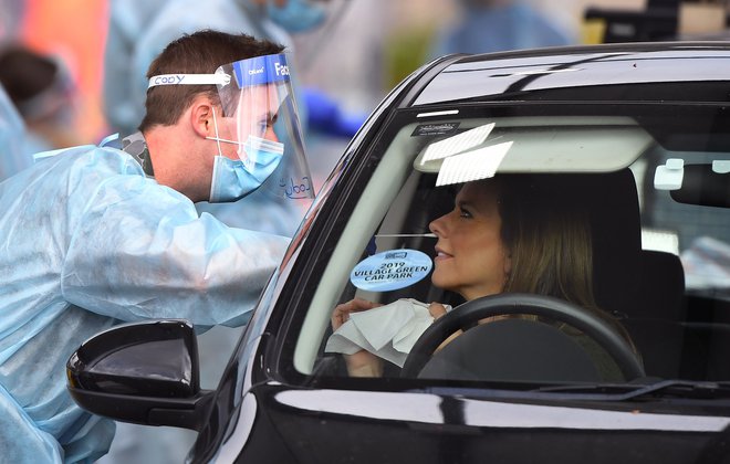 Število okužb pri nas znova narašča. Fotografija testiranja je bila posneta v Melbournu. FOTO: William West/AFP