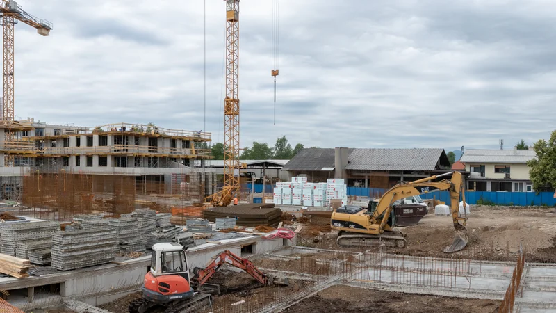 Fotografija: Na Jurčkovi zasebna družba Prva hiša gradi 96 stanovanj, ki bodo vseljiva poleti prihodnje leto. FOTO: Vid Svetina