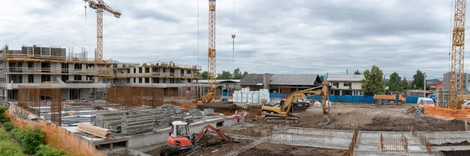 Na Jurčkovi zasebna družba Prva hiša gradi 96 stanovanj, ki bodo vseljiva poleti prihodnje leto. FOTO: Vid Svetina