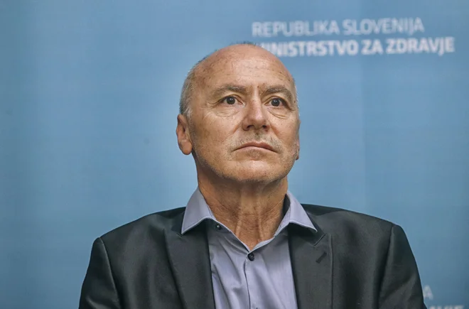 Večja težava kot število intenzivnih postelj bo ob morebitnem drugem valu kader, predvsem kronično in vse bolj pereče pomanjkanje medicinskih sester in tehnikov, opozarja prof. dr. Marko Noč. Foto Blaž Samec