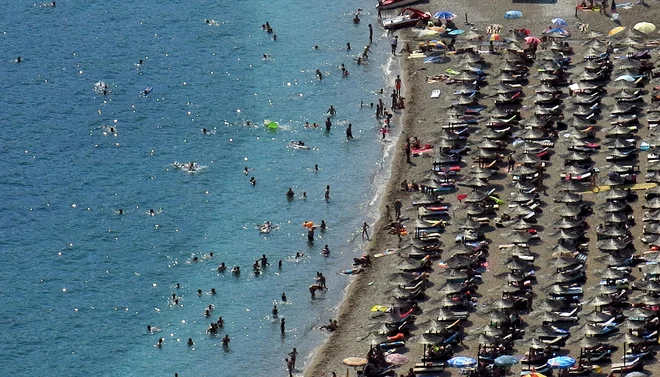 Plaža, na kateri ni več zaplate prostora. FOTO: Blaž Samec/Delo