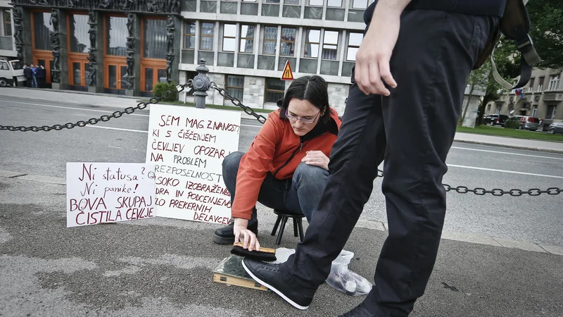 Fotografija: Brezposelnost se po Evropi hitro povečuje, tudi napovedi za letos niso obetavne. FOTO: Jože Suhadolnik/Delo