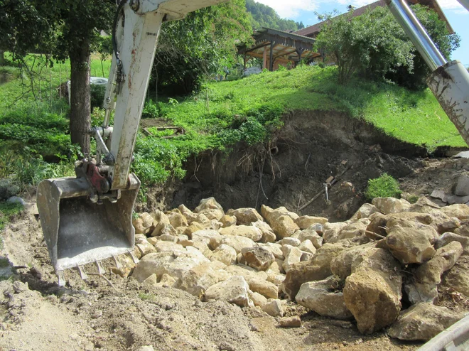 Udor zemlje ogroža še dve hiši višje v bregu. FOTO: Špela Kuralt/Delo