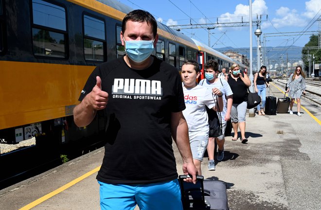 Češki turisti so prišli do morja, a na Hrvaškem število okužb raste. FOTO: Denis Lovrović/AFP