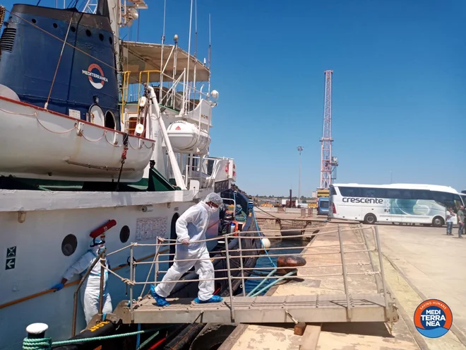 Migranti z ladje Mare Jonio so šli naravnost v karanteno. FOTO: Reuters