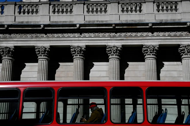 Poslopje angleške centralne banke v Londonu, kjer države hranijo zlato v vrednosti 220 milijard evrov. Foto: REUTERS/Toby Melville