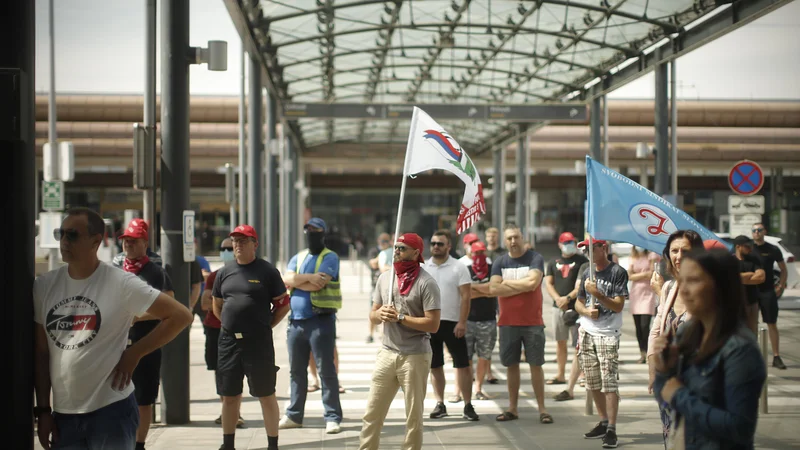 Fotografija: Sindikati so upravo in lastnike pozvali, naj z odpuščanji počakajo najmanj do konca leta, ko se bo izkazalo, kako bo s ponovnim vzpostavljanjem prometa, do tedaj pa skušajo izkoristiti državno pomoč, FOTO: Jure Eržen/Delo